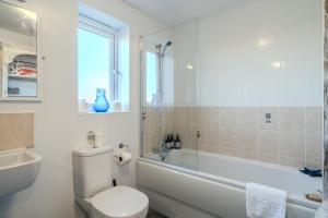 Spacious Cotswolds Base, Private Garden & Parking