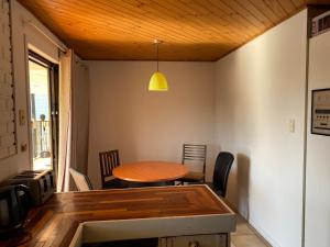 Cozy Relaxation Guest Room in Surfers Paradise