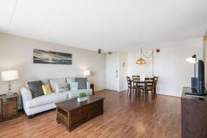 Waikiki Banyan 2514 - T2