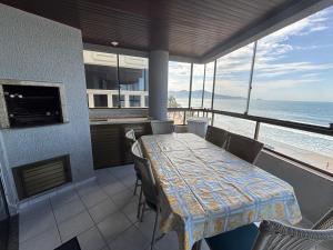 Apartamento Frente Mar na Meia Praia