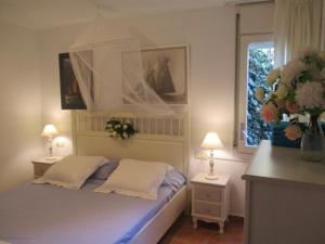 Lovely little house with garden and pool