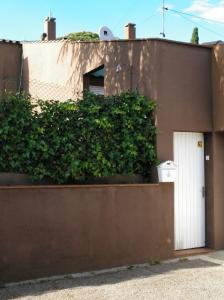Lovely little house with garden and pool