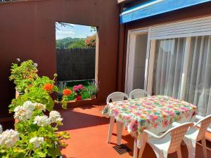 Lovely little house with garden and pool