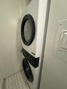Spacious Studio Near Beaches & Dining