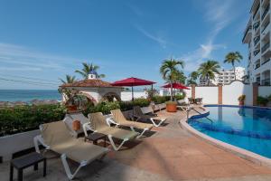 2BR Oceanside Resort Condo Pool & Private Beach