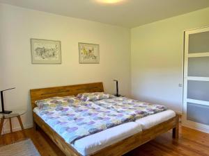 Haus im Grünen, Ruhe, großer eingezäunter Garten - ideal für Familien und Hunde