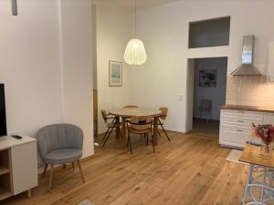 Mitten in der Altstadt und der Thermenregion, neu und ruhig