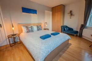 The Lake House on Isis and Windrush, Cotswolds Waterpark