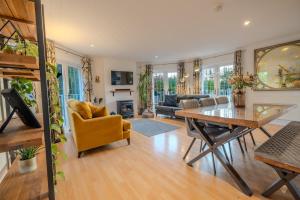 The Lake House on Isis and Windrush, Cotswolds Waterpark