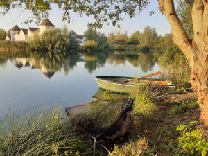 The Lake House on Isis and Windrush, Cotswolds Waterpark
