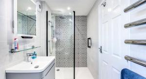 Games Room, Sleeps 11, Gated Parking, WiFi