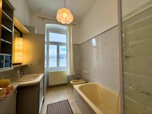 Lake View Apartment, Blick auf den Traunsee und auf das Schloss Orth - ideal für Paare und Genießer