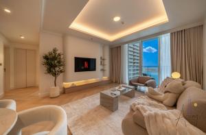 Elite Beachfront Living Stylish High-Floor 1BR