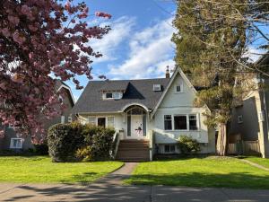 Bright Garden Suite Across From Park in Kitsilano