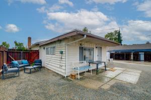 5 Mi to Dtwn Riverside & Hospital! Remote-Work Hub