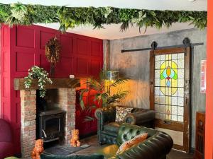 The Funky Hideaway with Hot Tub