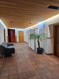 Privat Grosse Zimmer-Merkur-mit gemeinsamer Küche und Bad in der Altstadt Chur