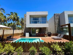 Condomínio pé-na-areia: casa com piscina privativa