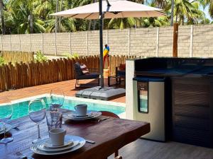 Condomínio pé-na-areia: casa com piscina privativa