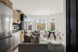 Cozy 1-BR Retreat in Torontos Vibrant West End