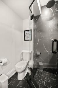 Cozy 1-BR Retreat in Torontos Vibrant West End