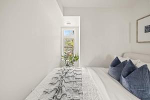 Cozy 1-BR Retreat in Torontos Vibrant West End