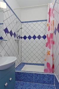 Apartments with parking space Lopar, Rab - 18001