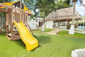 Family House with Pool in Playa del Carmen