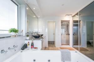 Oceans Waves - Luxury Apartment with ocean views