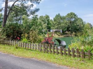 Mobil-home pour 8 pers. avec terrasse à Saint-Sornin - API-1-52-461