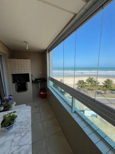 Vista Mar, 1 Dorm, Sacada Gourmet com churrasqueira, wi fi ,garagem, 6 hospedes, enfrente ao Mar