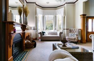 Historic Homestead: Views & Shared Tennis Court