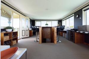 Historic Homestead: Views & Shared Tennis Court