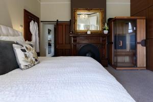 Historic Homestead: Views & Shared Tennis Court