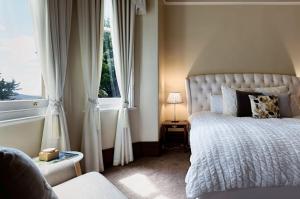 Historic Homestead: Views & Shared Tennis Court