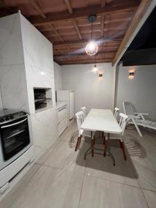 Casa Aconchegante em Itanhaem- Piscina e Churrasqueira 10 pessoas