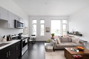 Modern 1BR Apt with Rooftop, Gym, and Parking