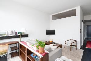 Modern 1BR Apt with Rooftop, Gym, and Parking