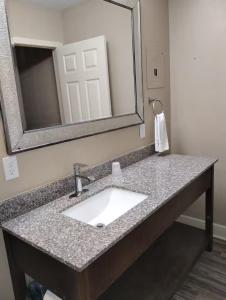 Gated - 1 King Bed 1 Bath Apt with Full Kitchen 103