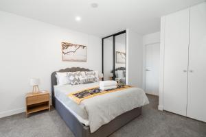 Modern 2-Bed Pool& Gym + Free Parking 5m to Shops