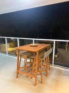 Apto novo em São Lourenço com espaçosa Sacada Gourmet em L