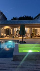 Cabaña privada con piscina y jacuzzi junto al mar