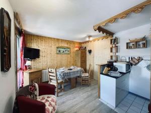 Studio cosy style chalet près des pistes avec balcon - FR-1-852-10