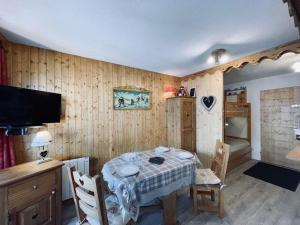 Studio cosy style chalet près des pistes avec balcon - FR-1-852-10