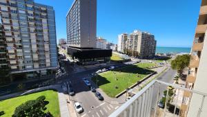 Hermosos Departamentos en Mar del Plata en el Centro La Perla a 2 cuadras de la playa, costa y peatonal, uno con balcón y vista al mar y otro interno