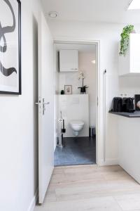 Private Design Apartment w Garden & Parking