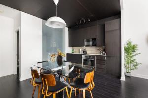 Modern 4BR Home Sleeps 12 Steps to CN Tower