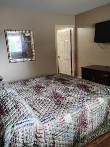 Gated - 1 King Bed 1 Bath Apt with Full Kitchen 105
