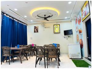 Indra Nagar Road Hotel Premium Aadi # Shree Palace Near Railway Station # Mahakaleshwar Jyotirlinga - Restaurant And Parking Facilities - Fully Air Conditioning Rooms - Best Hotel In Ujjain