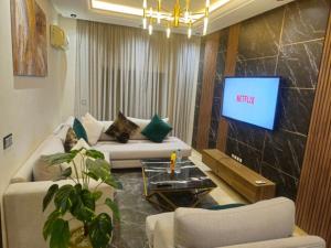 modern apartment opposite to HASSAN2 MOSQUE & FAIR international casablanca , near downtwn, with side SEA view with sports machines with free underground GARAGE prohibited for unmarried couples of Arab original apartment too QUIET